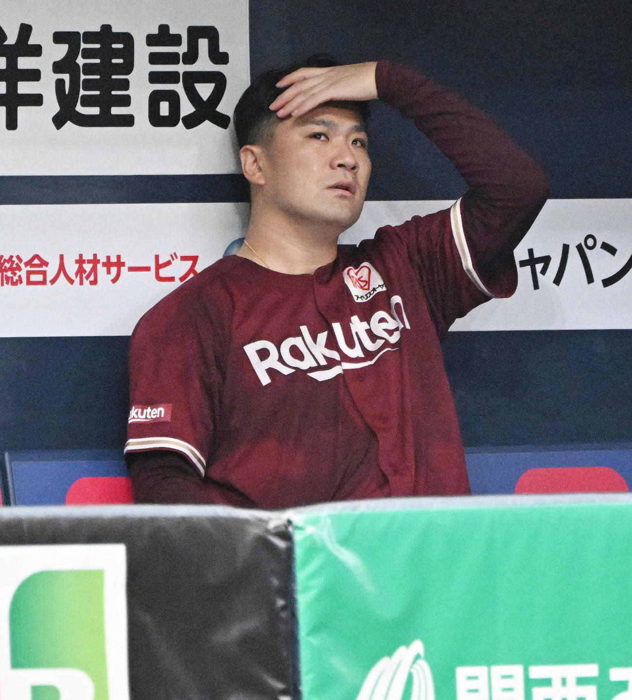 オリックス対楽天　3回裏途中で降板となりベンチで汗をぬぐう楽天田中将（撮影・和賀正仁）