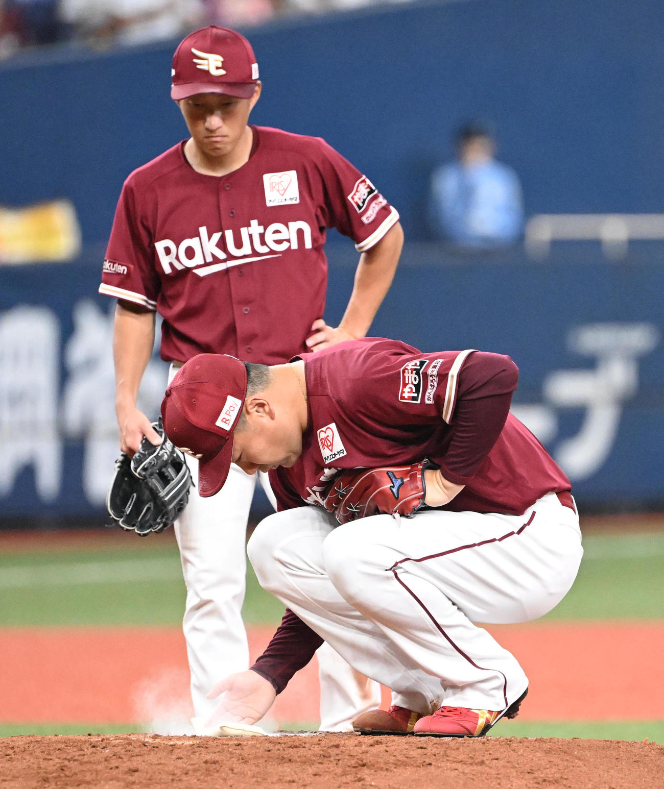 オリックス対楽天　2回、満塁のピンチを招きロジンに手をやる楽天田中将（撮影・和賀正仁）