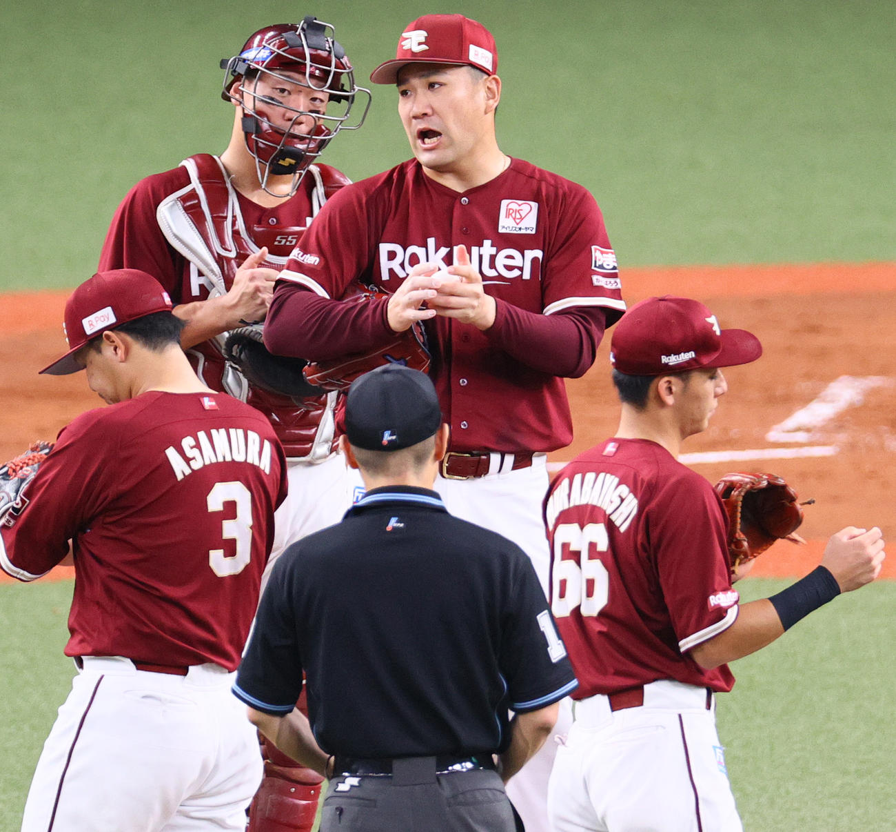 オリックス対楽天　2回裏オリックス1死一、二塁、田中将（右から2人目）はマウンドで気合いを入れる（撮影・上山淳一）