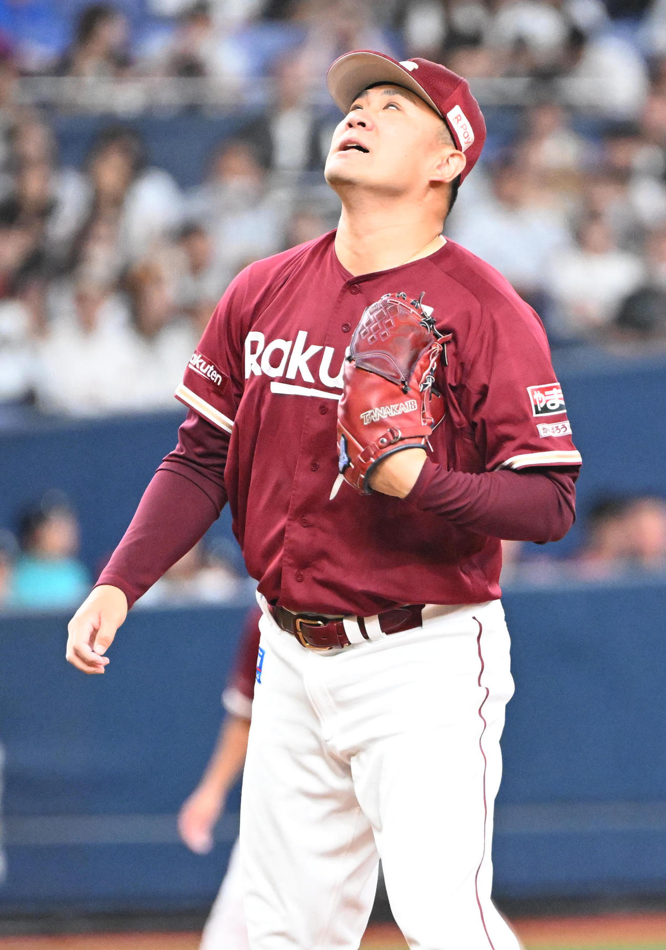 オリックス対楽天　1回裏オリックス無死、先頭の中川圭に死球を出し天を仰ぐ田中将（撮影・和賀正仁）