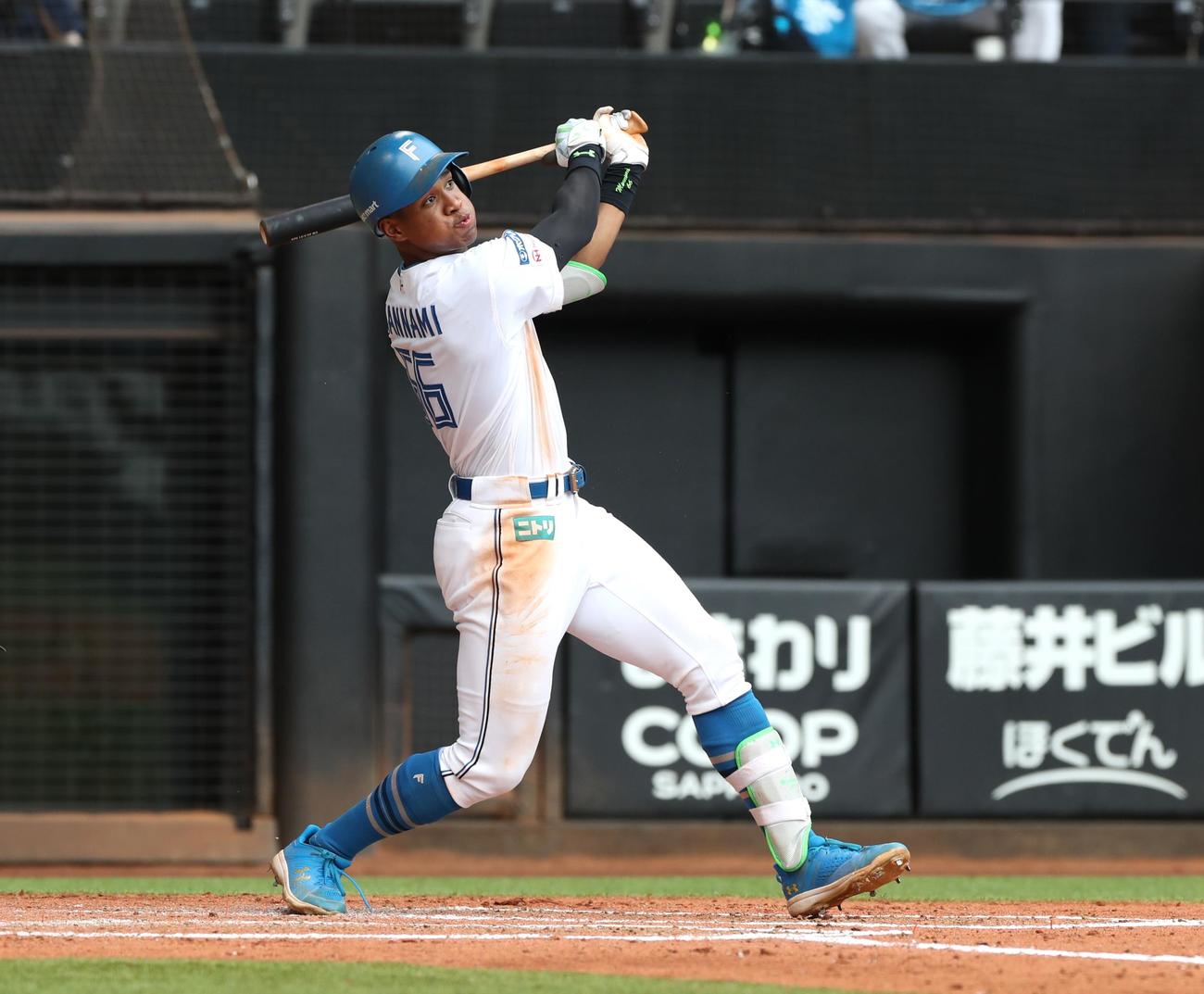 日本ハム対ソフトバンク　3回裏日本ハム無死、右越え本塁打を放つ万波（撮影・黒川智章）