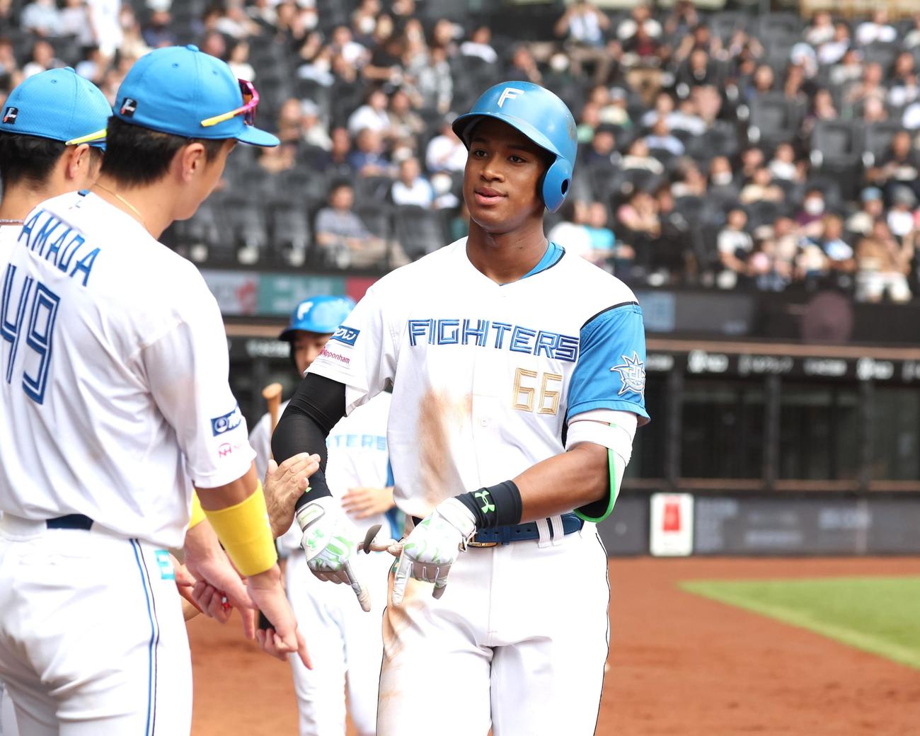 日本ハム対ソフトバンク　3回裏日本ハム無死、右越え本塁打を放ちナインに出迎えられる万波（撮影・黒川智章）