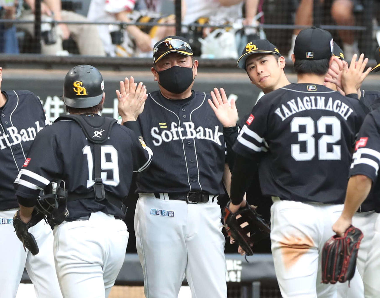 日本ハム対ソフトバンク　試合後、ナインを出迎える藤本監督（中央）（撮影・黒川智章）