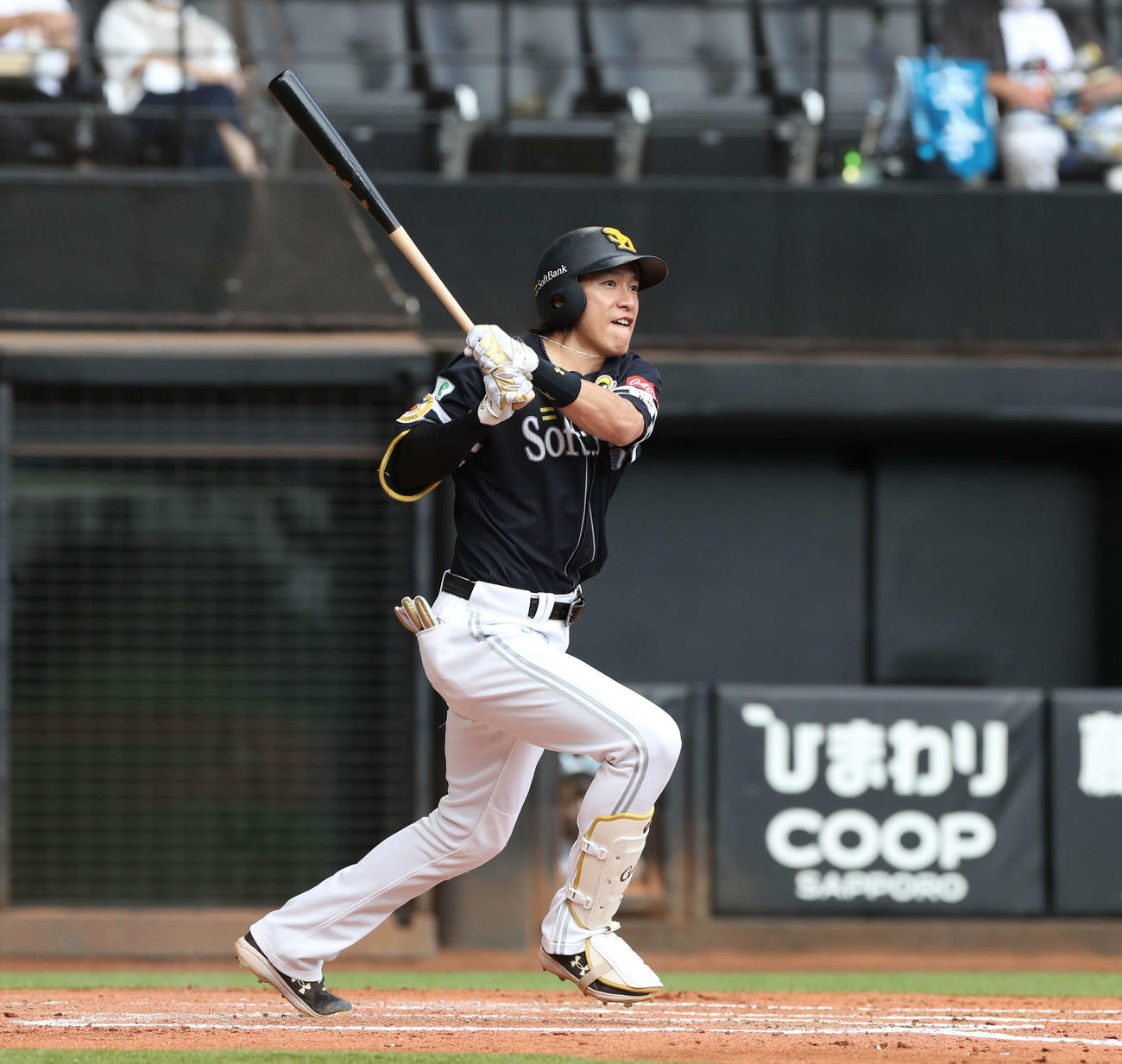日本ハム対ソフトバンク　3回表ソフトバンク2死三塁、右前適時打を放つ柳田（撮影・黒川智章）