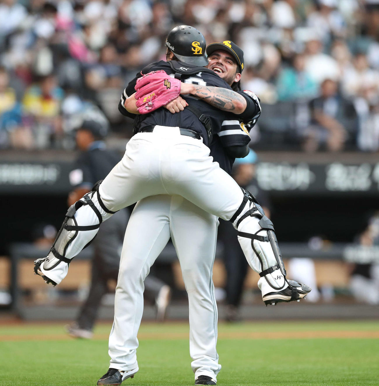 日本ハム対ソフトバンク　試合後、甲斐を抱き上げるオスナ（撮影・黒川智章）