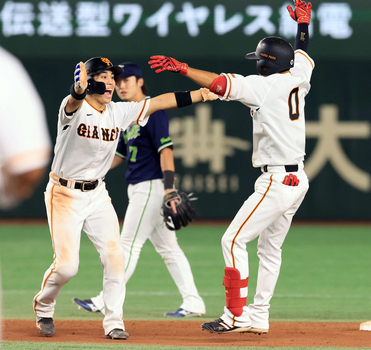 巨人対ヤクルト　12回裏巨人1死一、二塁、増田大（右）はサヨナラ適時打を放ち門脇と抱き合って喜ぶ（撮影・浅見桂子）