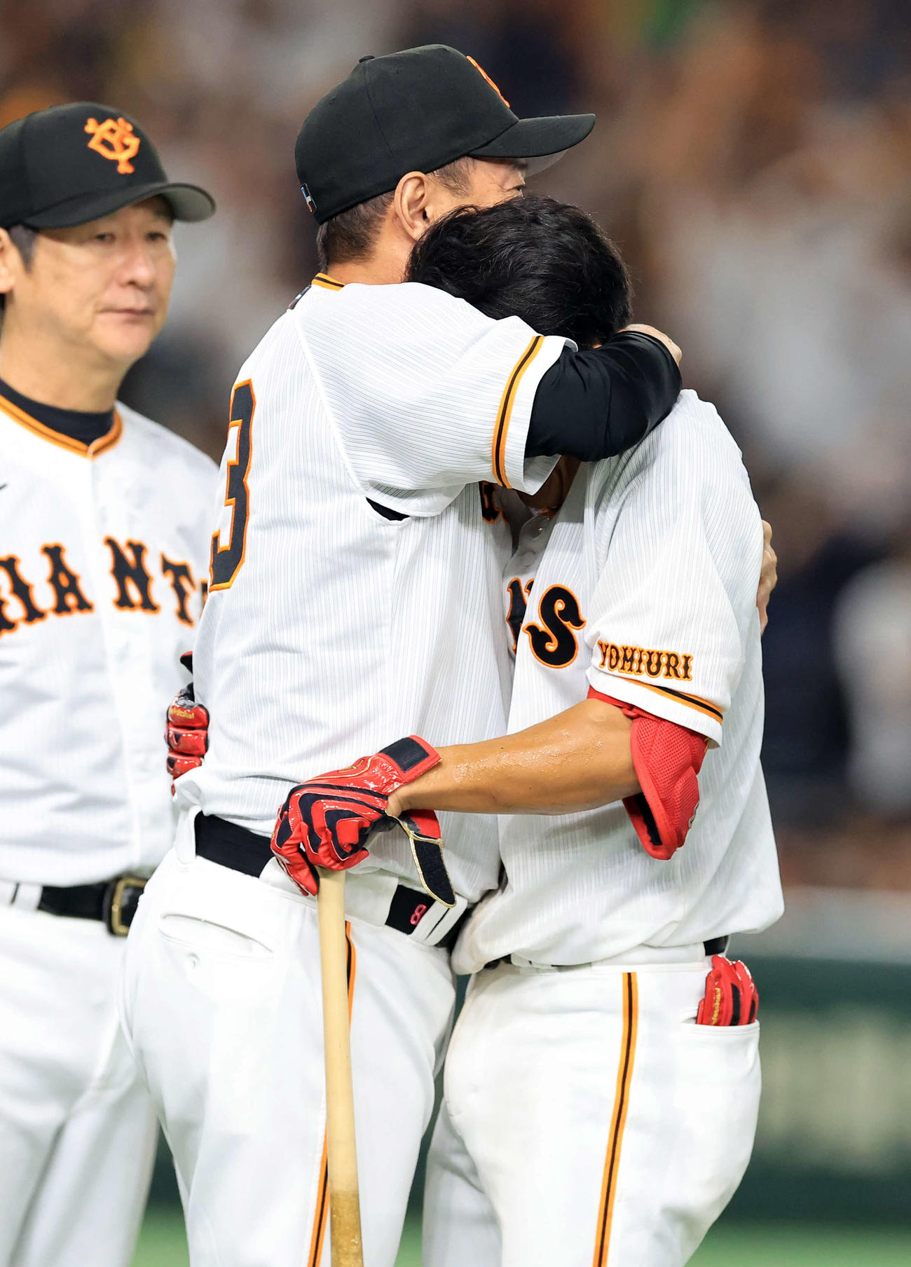 巨人対ヤクルト　12回裏巨人1死一、二塁、サヨナラ適時打の増田大（右）を抱擁する原監督（撮影・浅見桂子）