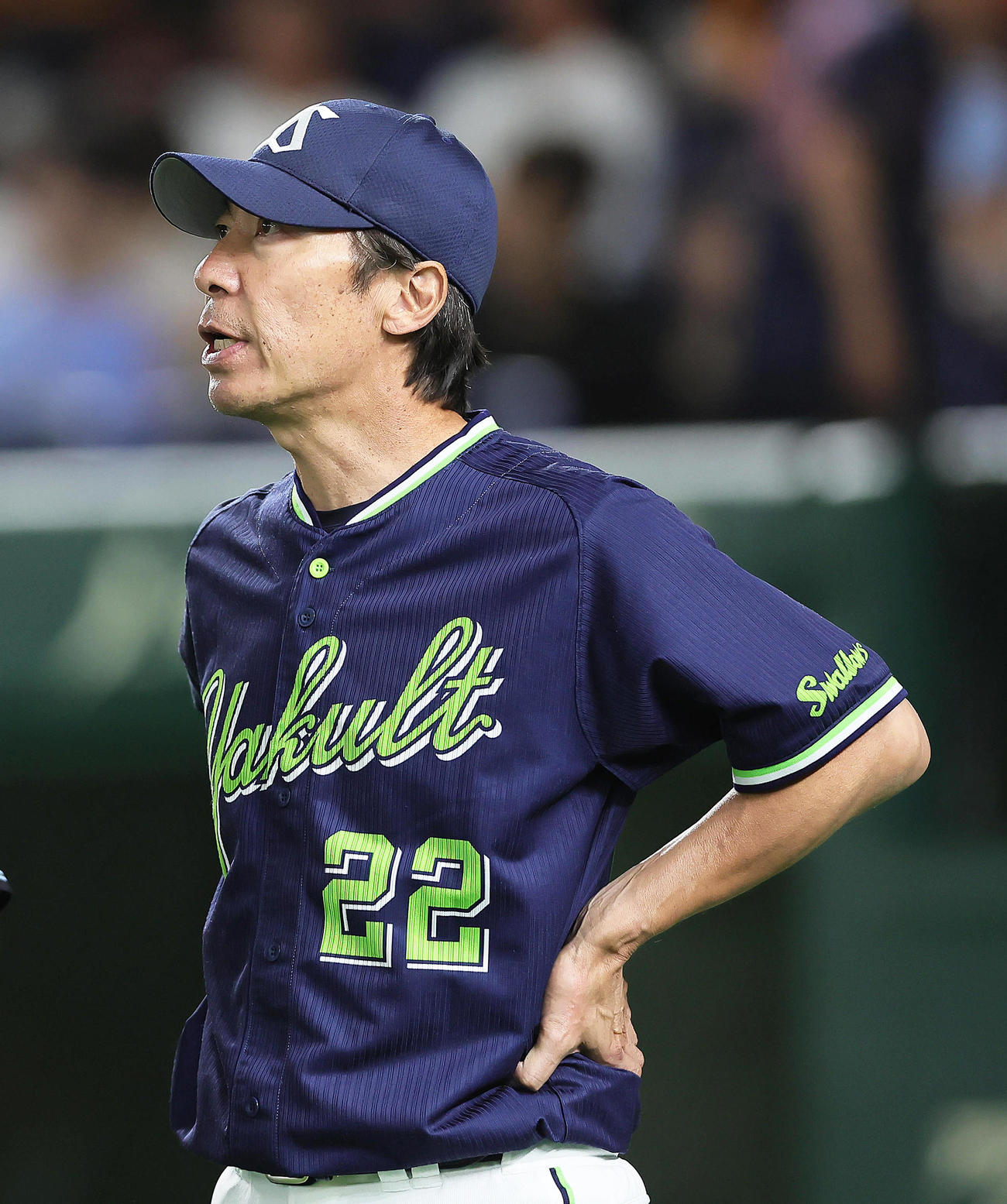 巨人対ヤクルト　選手交代を告げるヤクルト高津監督（撮影・足立雅史）