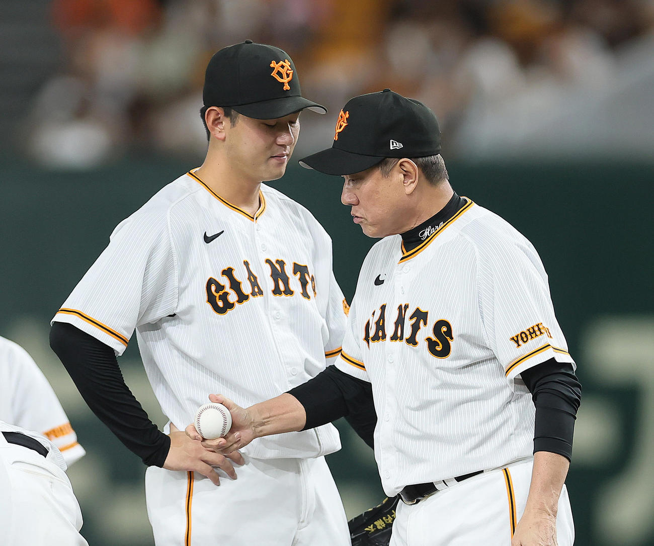 巨人対ヤクルト　12回途中、巨人原監督（右）に交代を告げられる巨人平内（撮影・足立雅史）