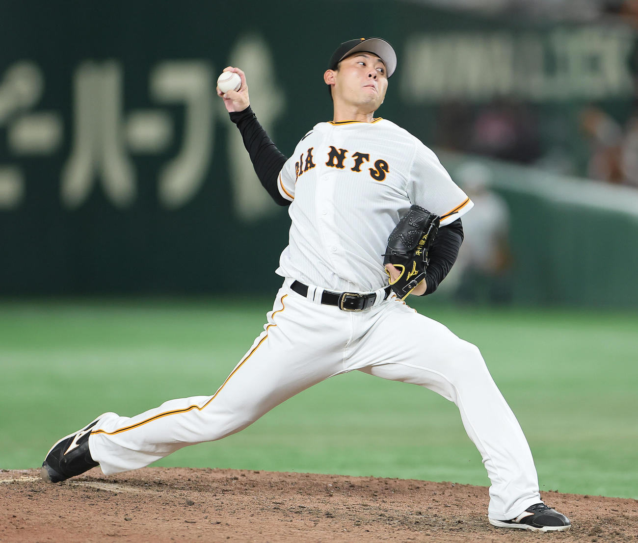 巨人対ヤクルト　12回から登板した巨人平内（撮影・足立雅史）