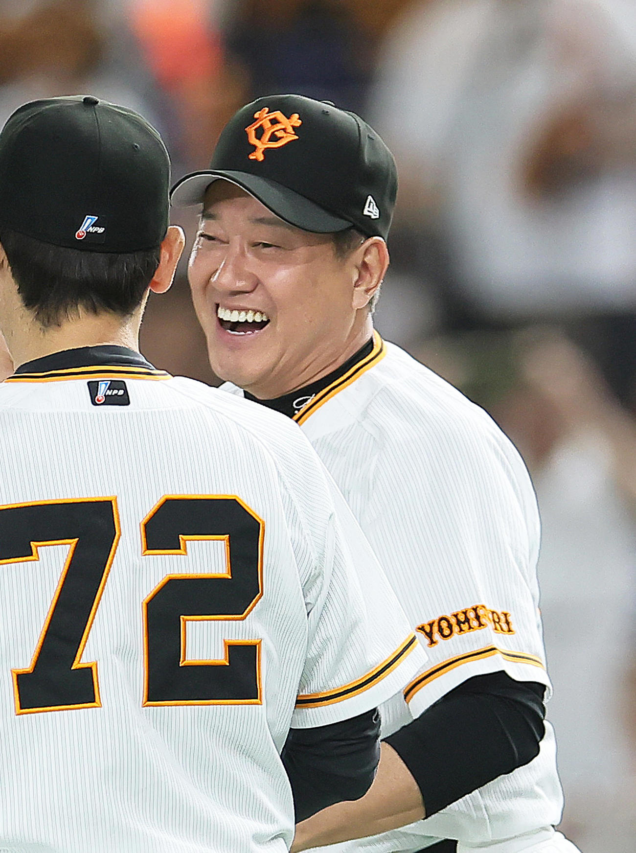巨人対ヤクルト　サヨナラ勝ちに笑顔を見せる巨人原監督（撮影・足立雅史）