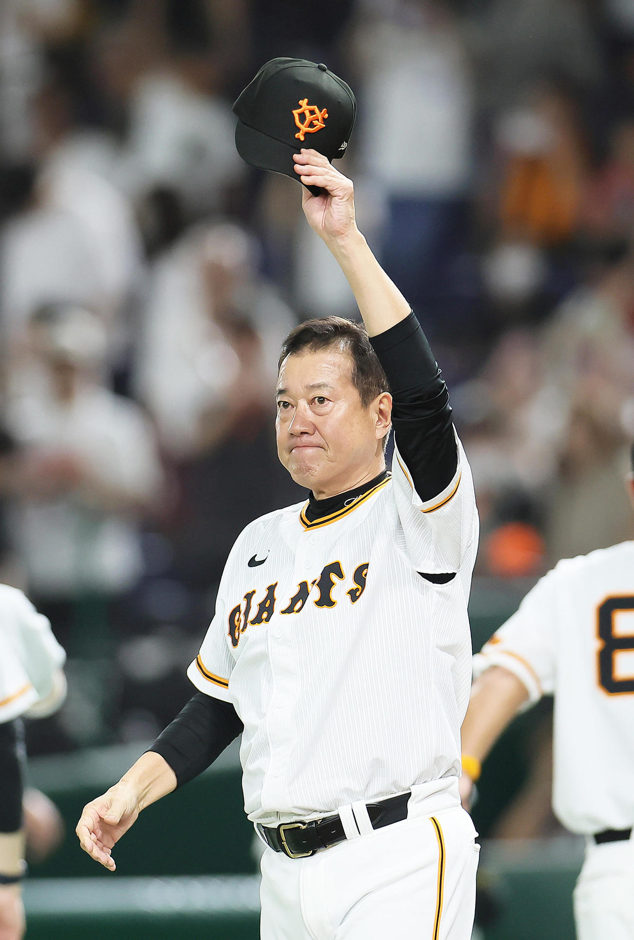 巨人対ヤクルト　サヨナラ勝ちしスタンドの声援に応える巨人原監督（撮影・足立雅史）
