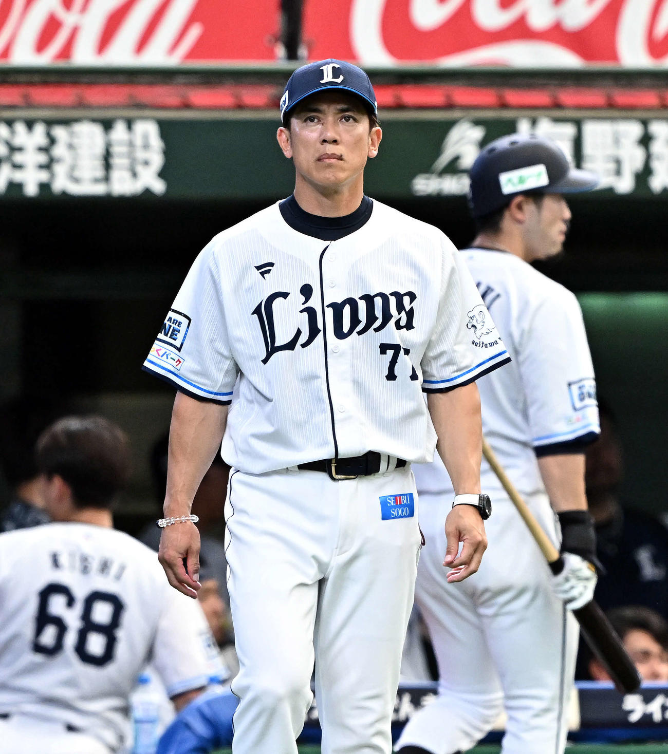 西武対ロッテ　10回表、交代を伝える西武松井監督（撮影・滝沢徹郎）