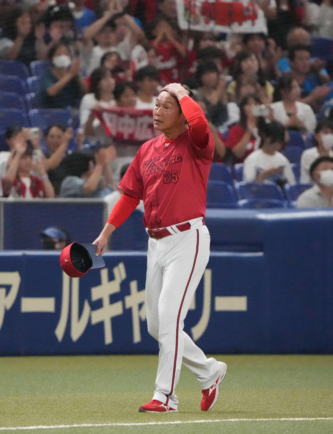 中日対広島　試合終了、ファンへのあいさつを終えて引き揚げる広島新井監督（撮影・森本幸一）