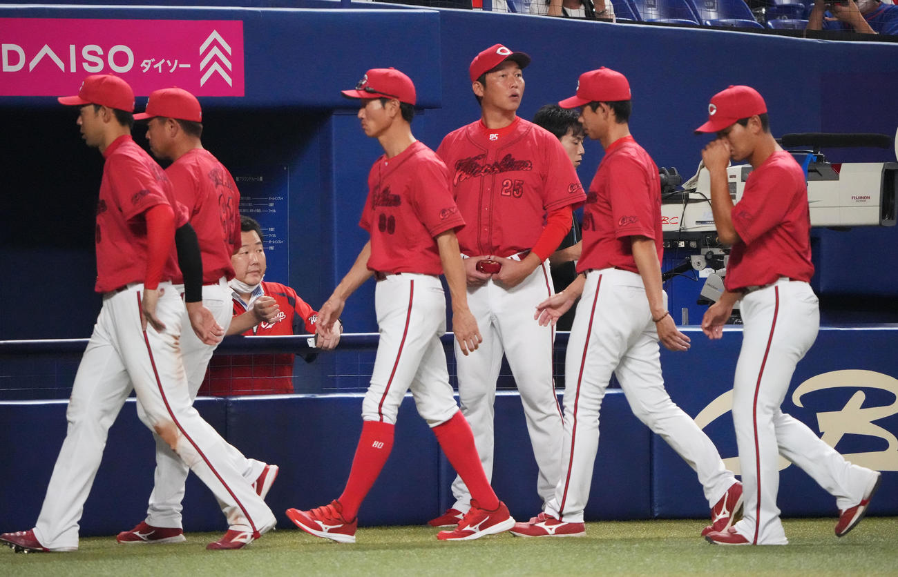 中日対広島　試合終了、レフトスタンドのファンにあいさつを終え引き揚げる新井監督（中央）（撮影・森本幸一）