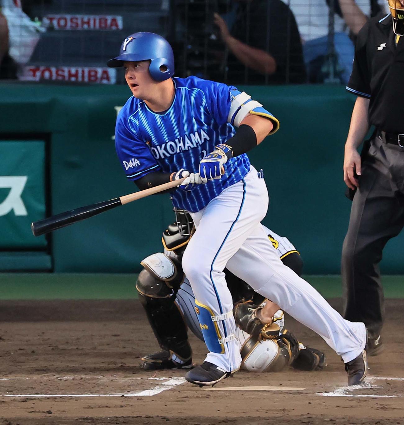 阪神対DeNA 10回表DeNA2死一、二塁、牧は右翼線へ2点適時三塁打を放つ（撮影・上田博志）