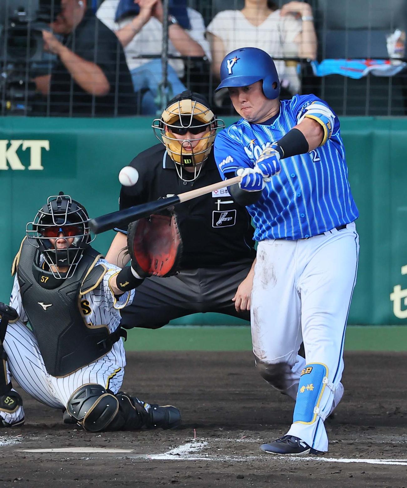 阪神対DeNA 6回表DeNA2死二塁、牧は中前に先制適時打を放つ（撮影・上田博志）