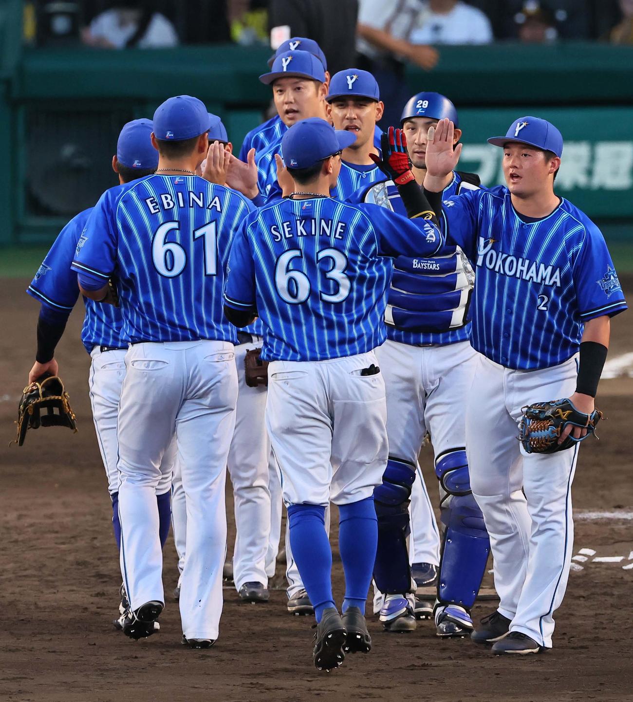 阪神対DeNA　阪神に勝利しハイタッチして喜ぶ牧（右）とDeNAナイン（撮影・上田博志）