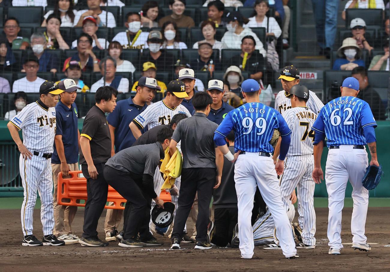 阪神対DeNA 9回裏阪神2死、岡田監督（左）は頭部死球を受けた島田を心配そうに見つめる（撮影・上田博志）