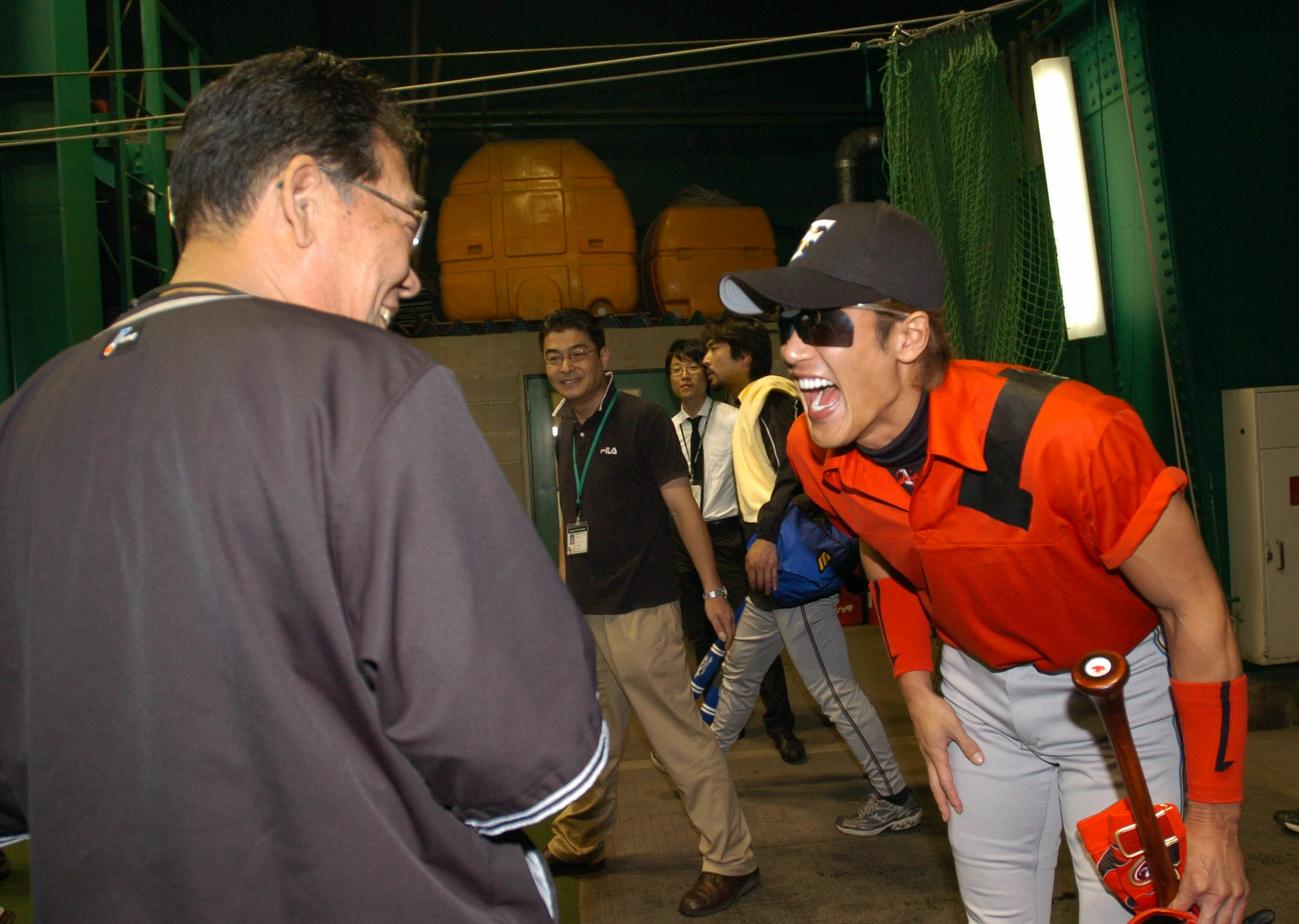 阪神トレーナー時代の杉田由嗣氏は日本ハム時代の新庄剛志と話しで盛り上がる（2005年6月11日撮影）
