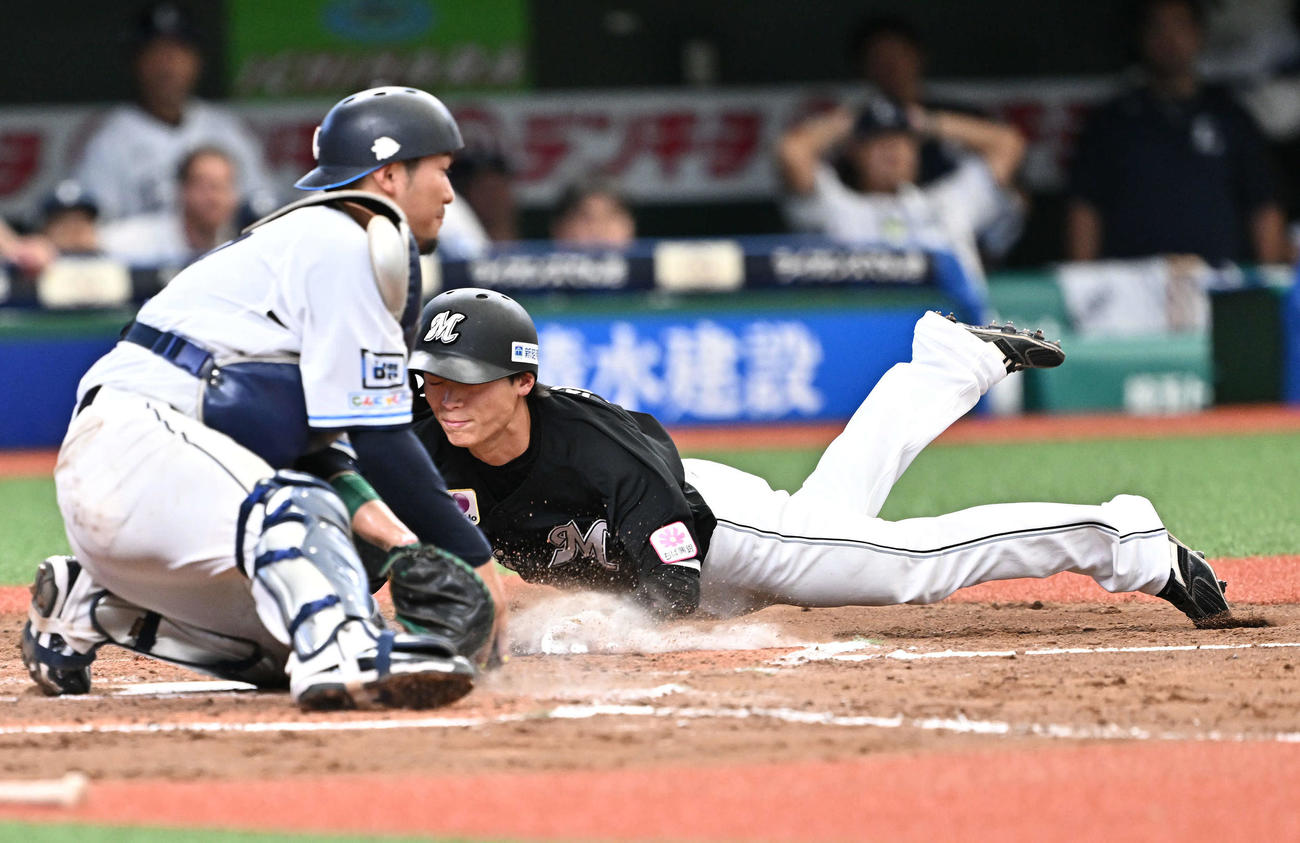 西武対ロッテ　9回表ロッテ2死二塁、安田の右前適時打で生還する代走和田。捕手柘植（撮影・滝沢徹郎）