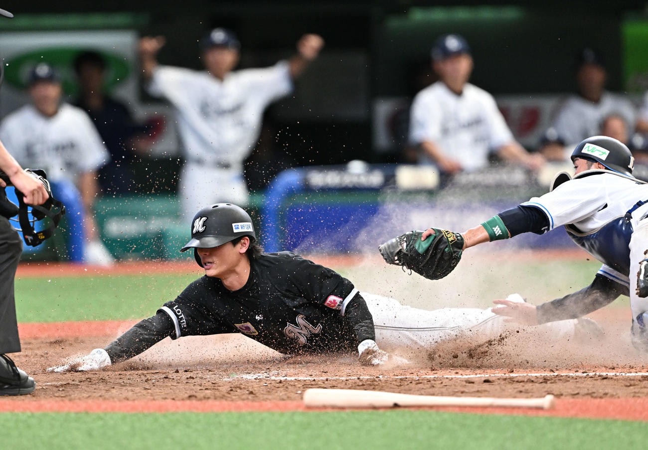 西武対ロッテ　9回表ロッテ2死二塁、安田の右前適時打で生還する代走和田。捕手柘植（撮影・滝沢徹郎）