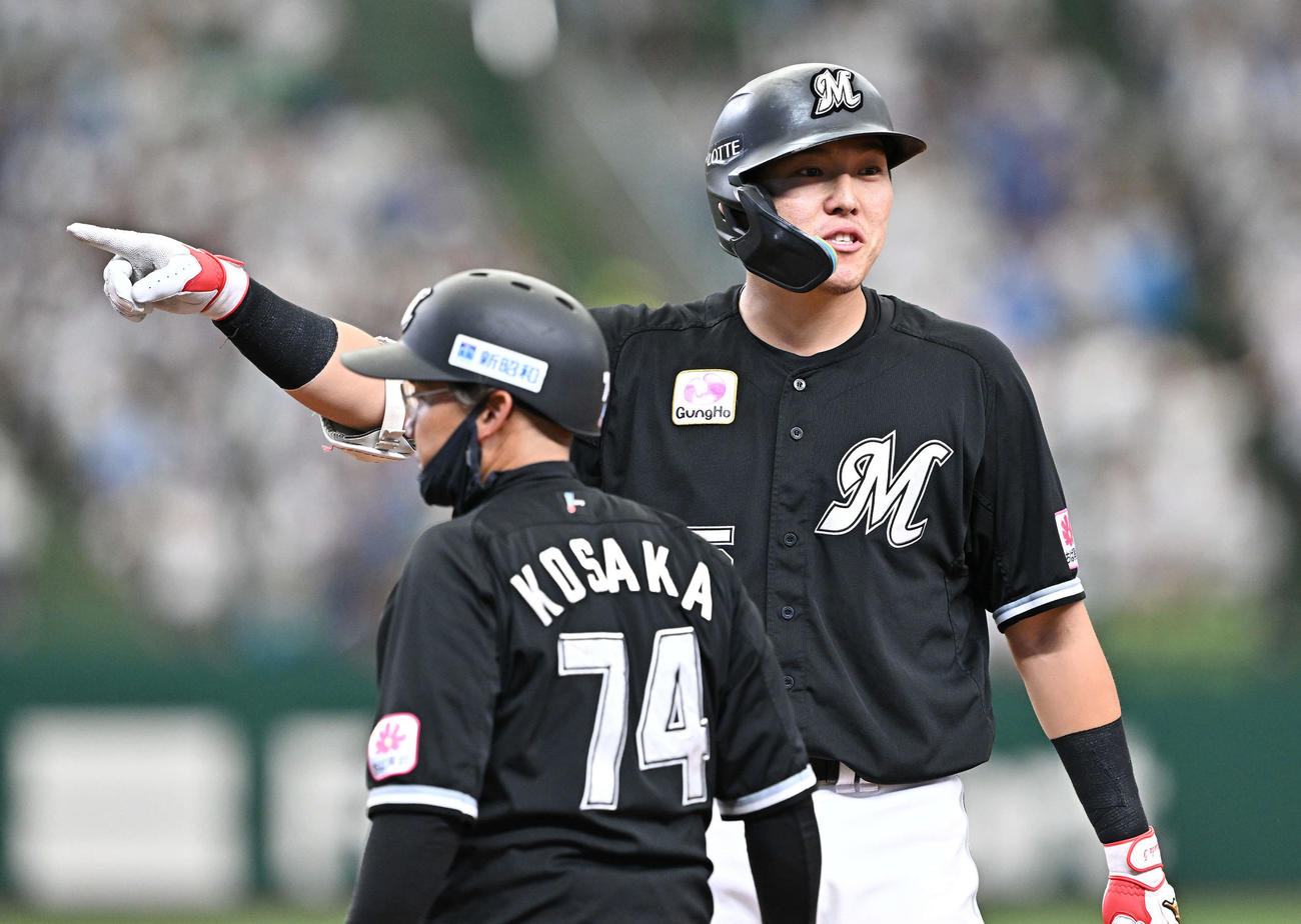 西武対ロッテ　9回表ロッテ2死二塁、右前適時打を放った安田（後方）は審判と話す（撮影・滝沢徹郎）