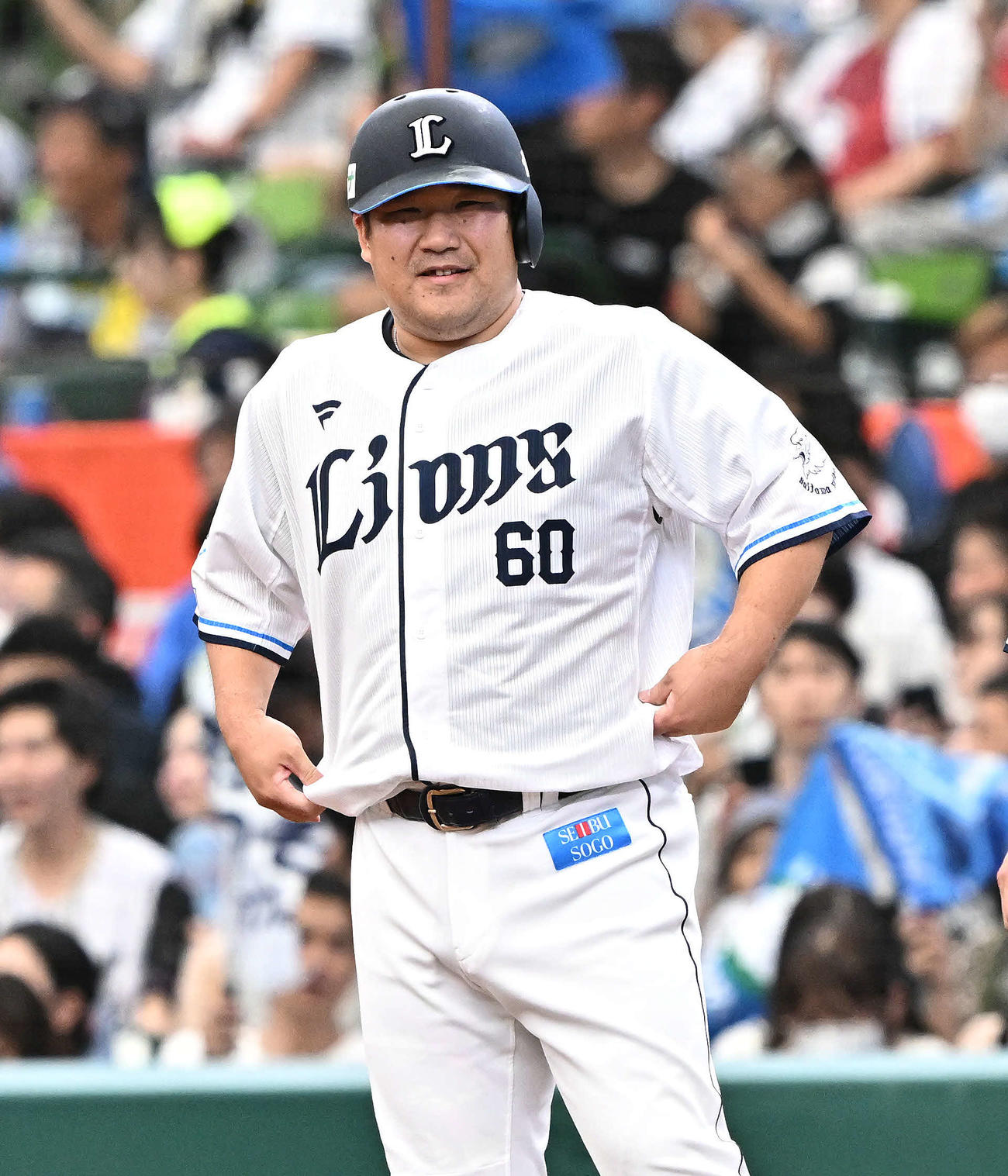 西武対ロッテ　1回裏西武2死二塁、中村は先制左前適時打を放ち笑顔を見せる（撮影・滝沢徹郎）