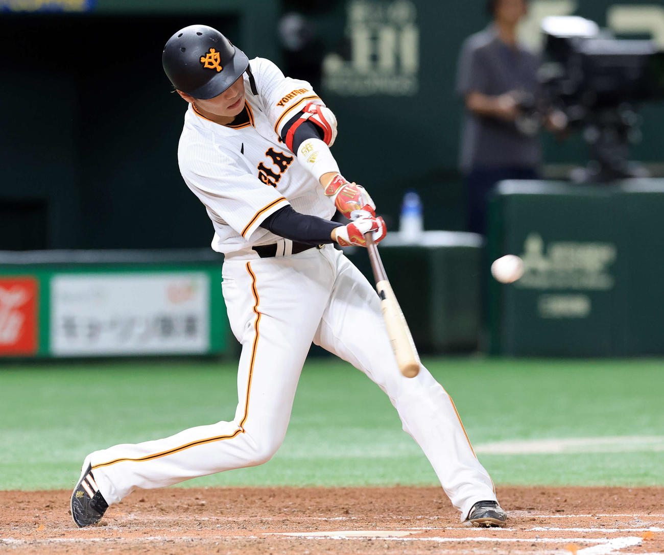 巨人対ヤクルト　6回裏巨人2死二塁、坂本は中越え適時二塁打を放つ（撮影・浅見桂子）
