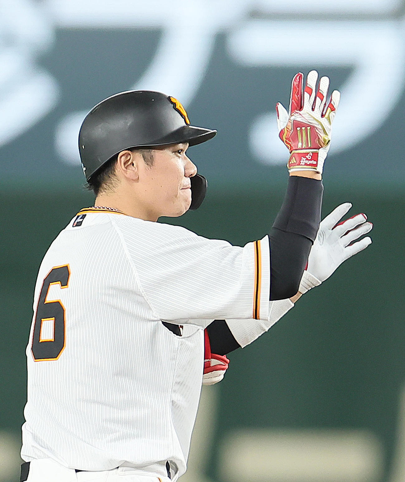 巨人対ヤクルト　6回裏巨人2死二塁、坂本は中越え適時二塁打を放ち手をたたいて喜ぶ（撮影・足立雅史）