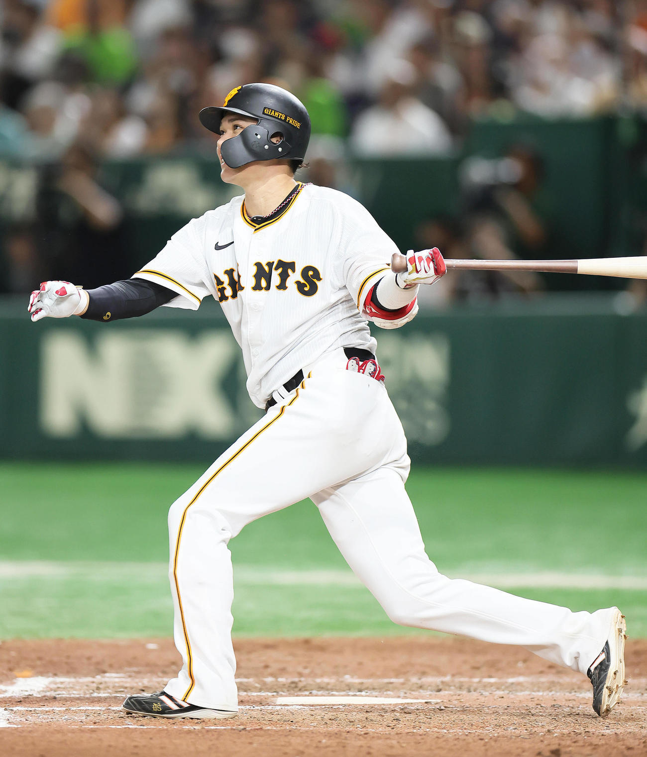 巨人対ヤクルト　8回裏巨人2死二塁、坂本は左適時二塁打を放つ（撮影・足立雅史）