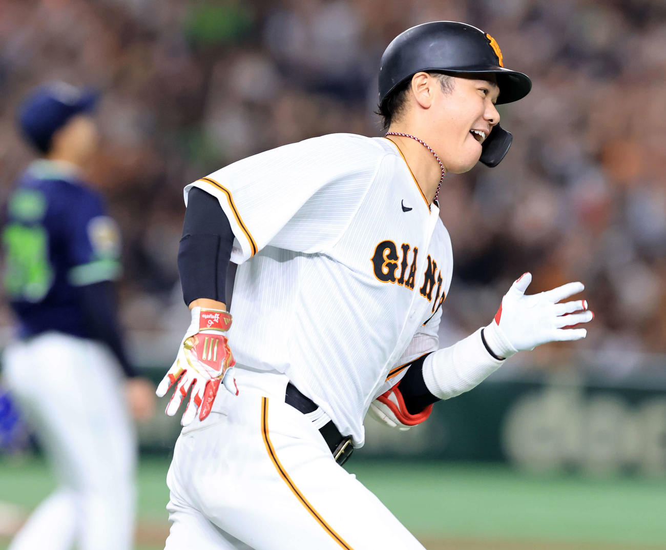 巨人対ヤクルト　8回裏巨人2死二塁、坂本は左越え勝ち越し適時二塁打を放ち、笑顔で一塁を回る（撮影・浅見桂子）