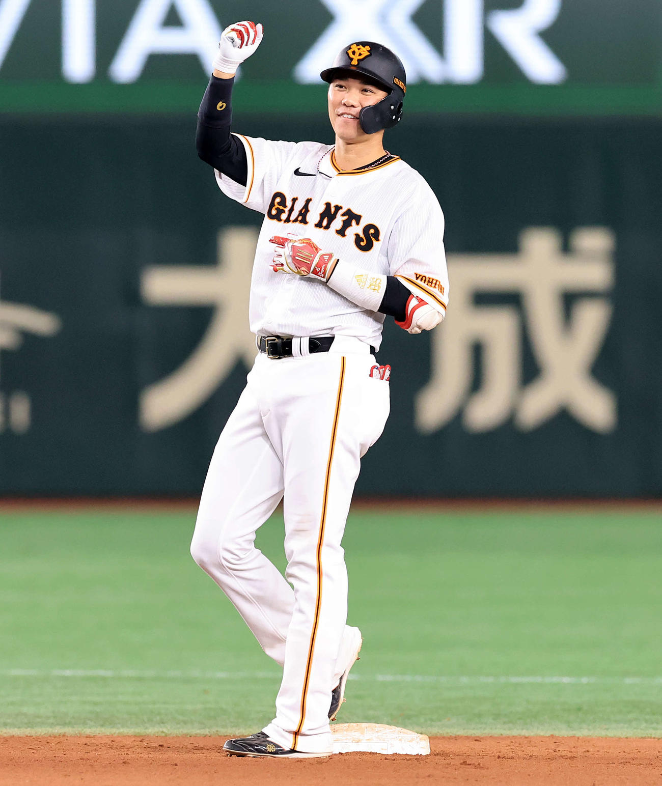 巨人対ヤクルト　8回裏巨人2死二塁、坂本は左越え勝ち越し適時二塁打を放ち笑顔でガッツポーズ（撮影・浅見桂子）