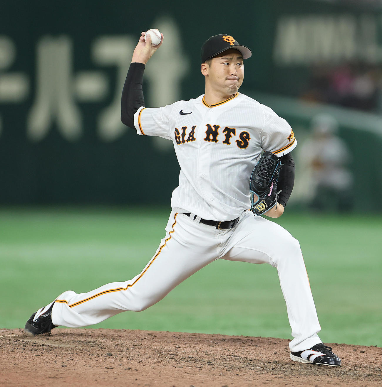 巨人対ヤクルト　12回途中から登板した巨人船迫（撮影・足立雅史）