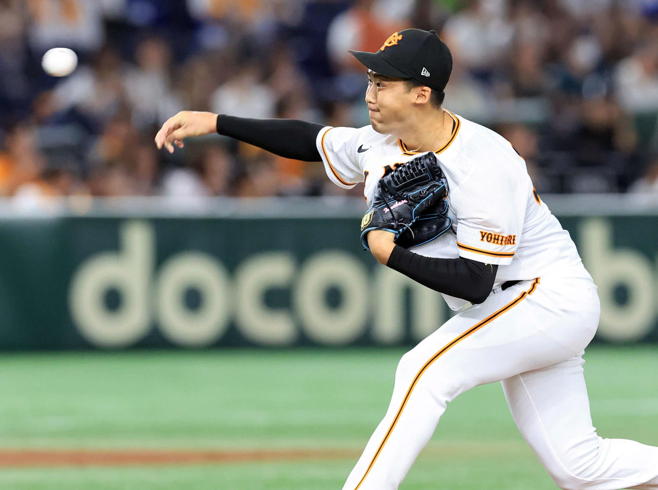 巨人対ヤクルト　12回表ヤクルトの攻撃途中出登板した船迫（撮影・浅見桂子）