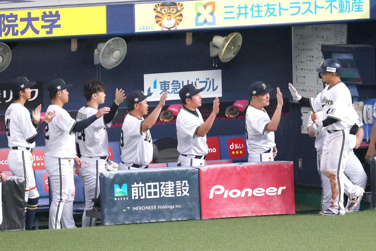 オリックス対楽天　6回裏オリックス2死、森（右）は右越えソロ本塁打を放ち、中嶋監督（右から2人目）らから迎えられる（撮影・上山淳一）