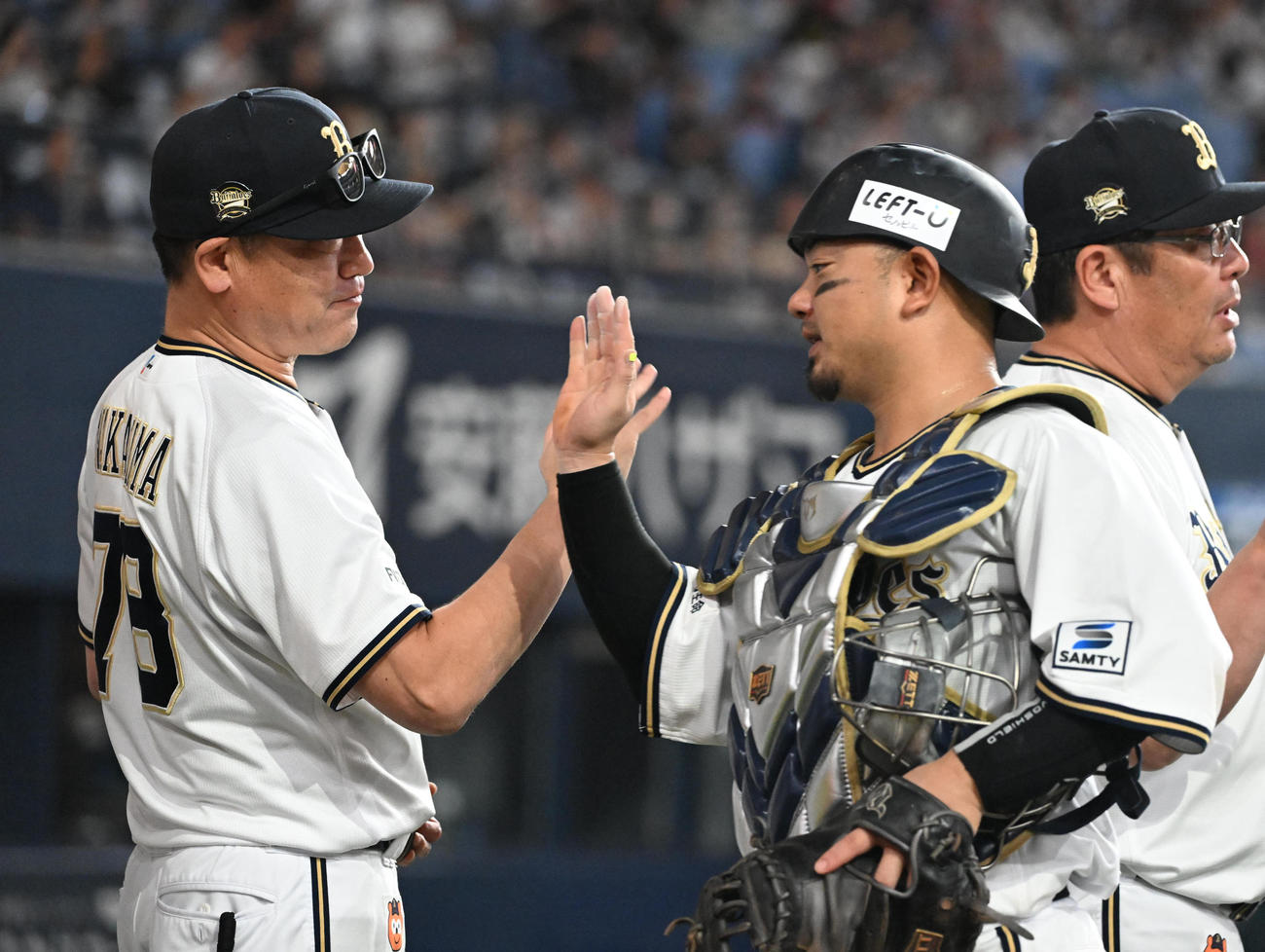 オリックス対楽天　楽天に勝利しタッチを交わすオリックス中嶋監督（左）と森（撮影・和賀正仁）