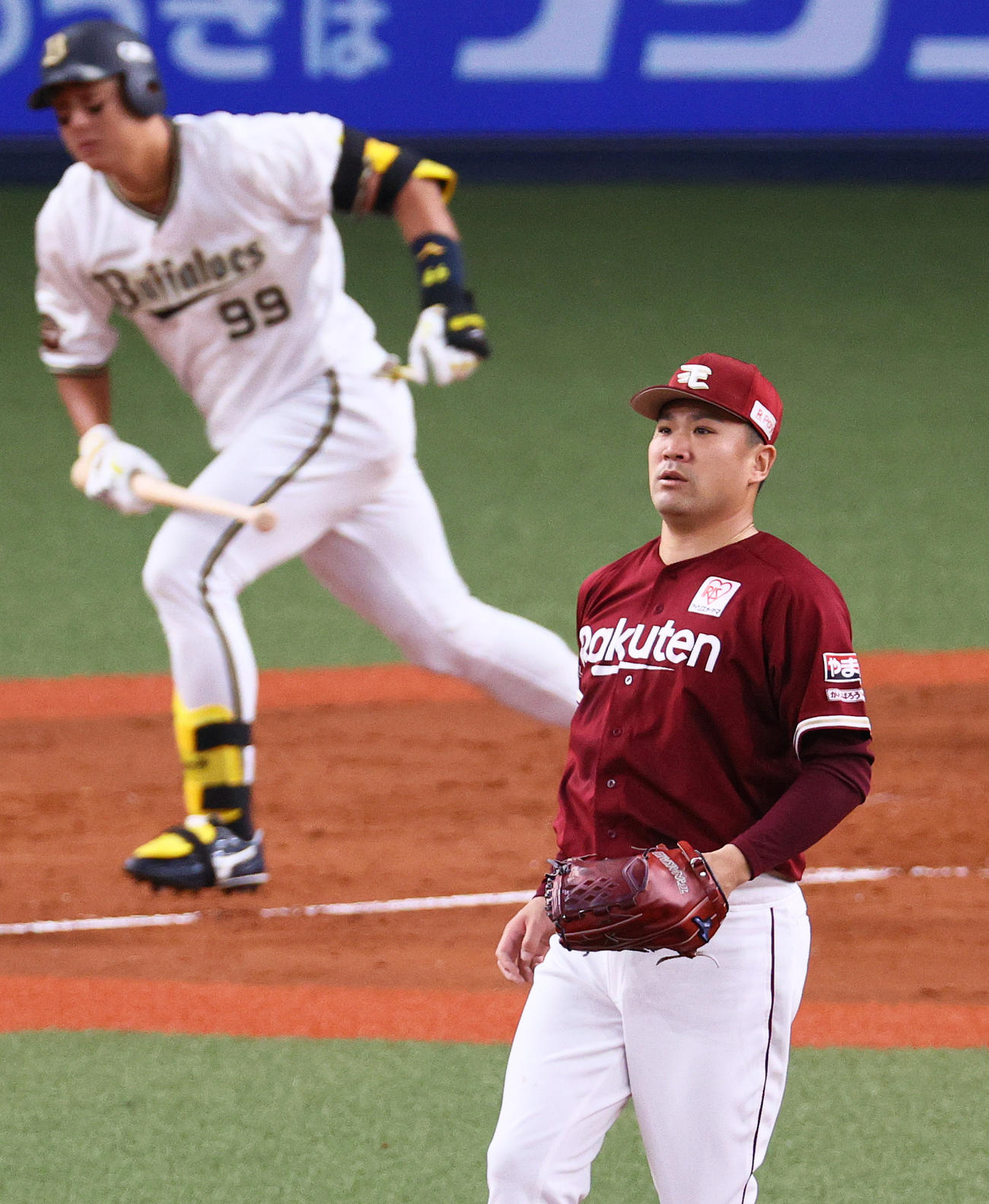 オリックス対楽天　2回裏オリックス11死二塁、田中将（手前）は杉本に右適時二塁打を浴びる（撮影・上山淳一）