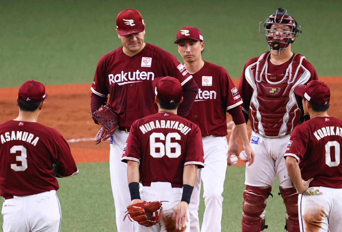 オリックス対楽天　3回裏オリックス1死一、三塁、田中将（左から2人目）は杉本に右前適時打を浴び降板となる（撮影・上山淳一）
