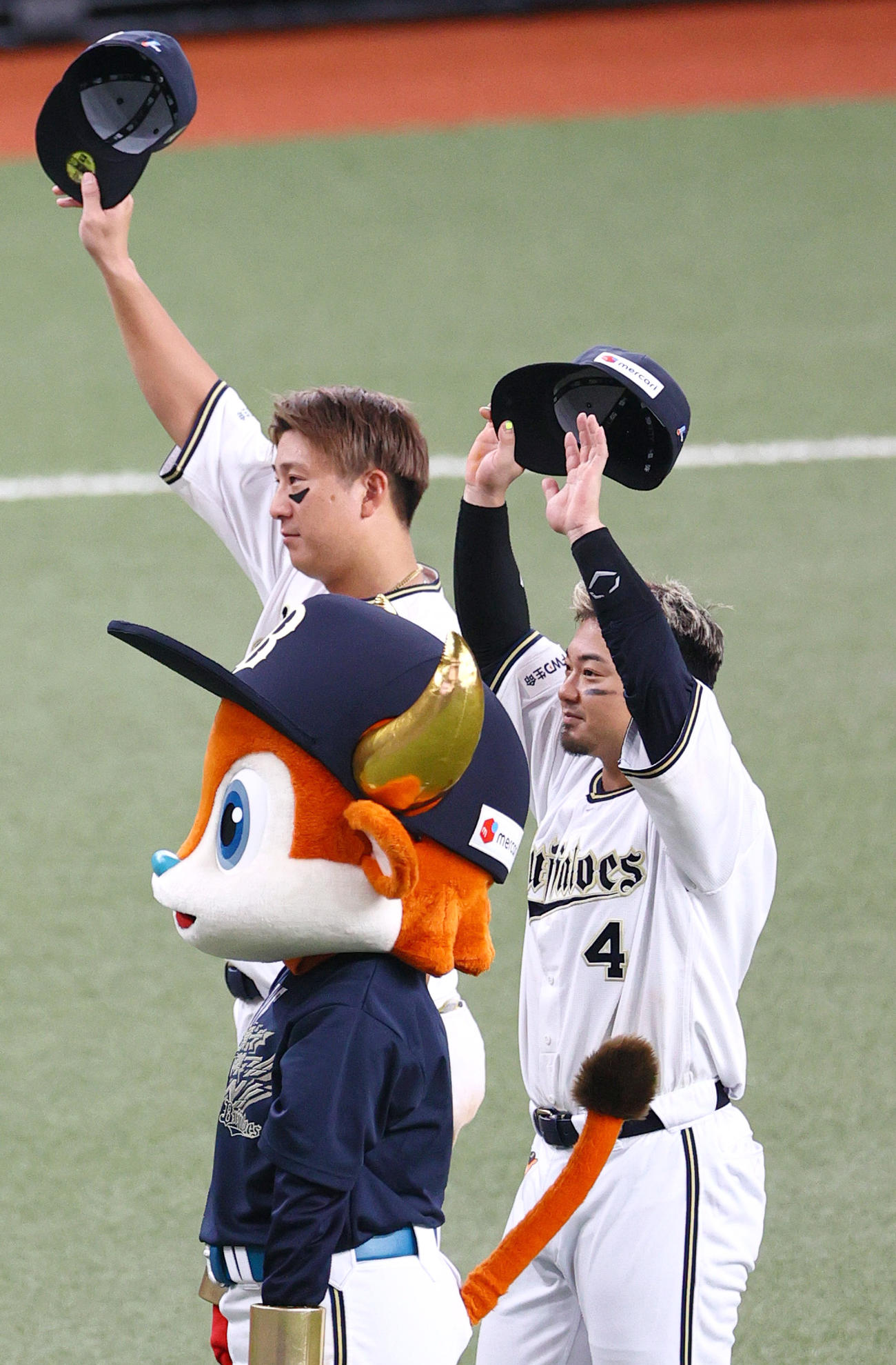 オリックス対楽天　ヒーローのオリックス森（右）と杉本は歓声を送るファンにあいさつする（撮影・上山淳一）