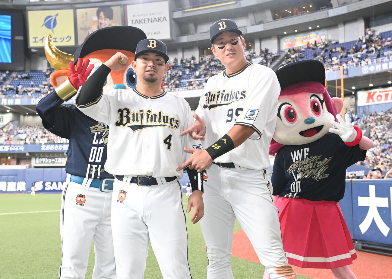 オリックス対楽天　マジックが「4」となり森（左）の番号を指す杉本（撮影・和賀正仁）