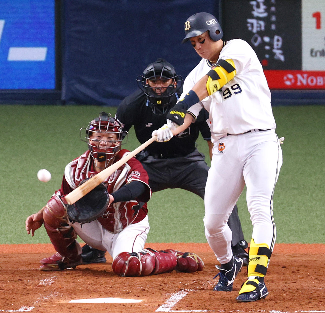 オリックス対楽天　2回裏オリックス1死二塁、杉本は右適時二塁打を放つ（撮影・上山淳一）