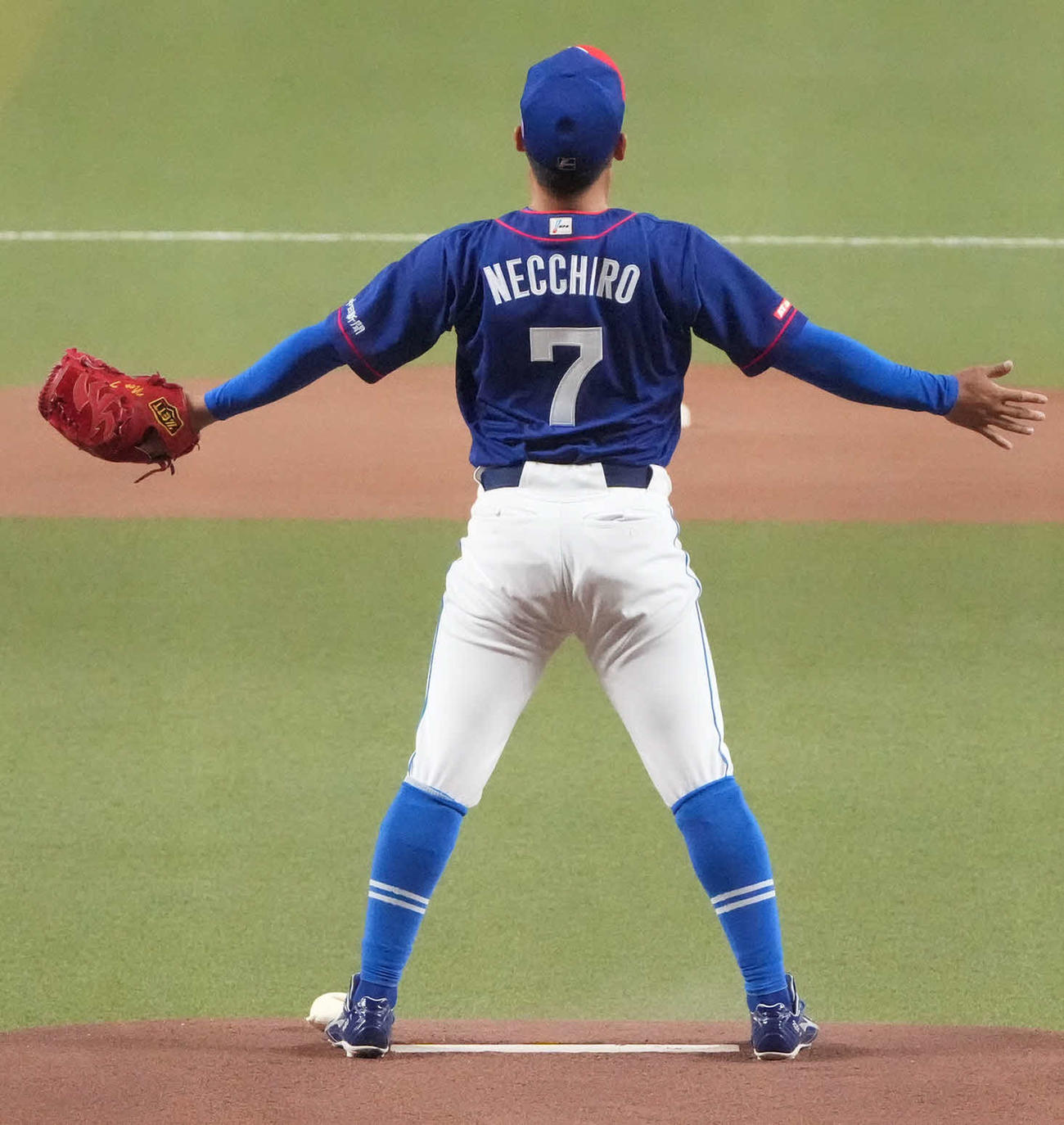 中日対広島　1回表、マウンドに立つ中日先発の根尾、スペシャルデーでニックネーム「NECCHIRO」のユニホームを着用する（撮影・森本幸一）