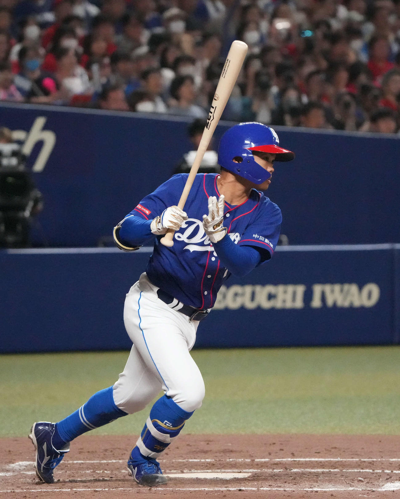 中日対広島　4回裏中日2死一塁、右前打を放つ根尾（撮影・森本幸一）