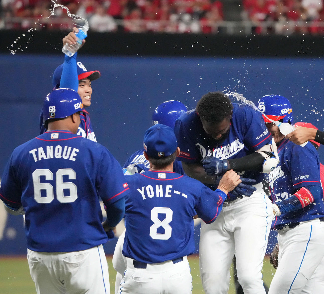 中日対広島　11回裏中日無死満塁、サヨナラ打を放ったカリステ（右から2人目）に手荒い祝福をする根尾（左後方）（撮影・森本幸一）