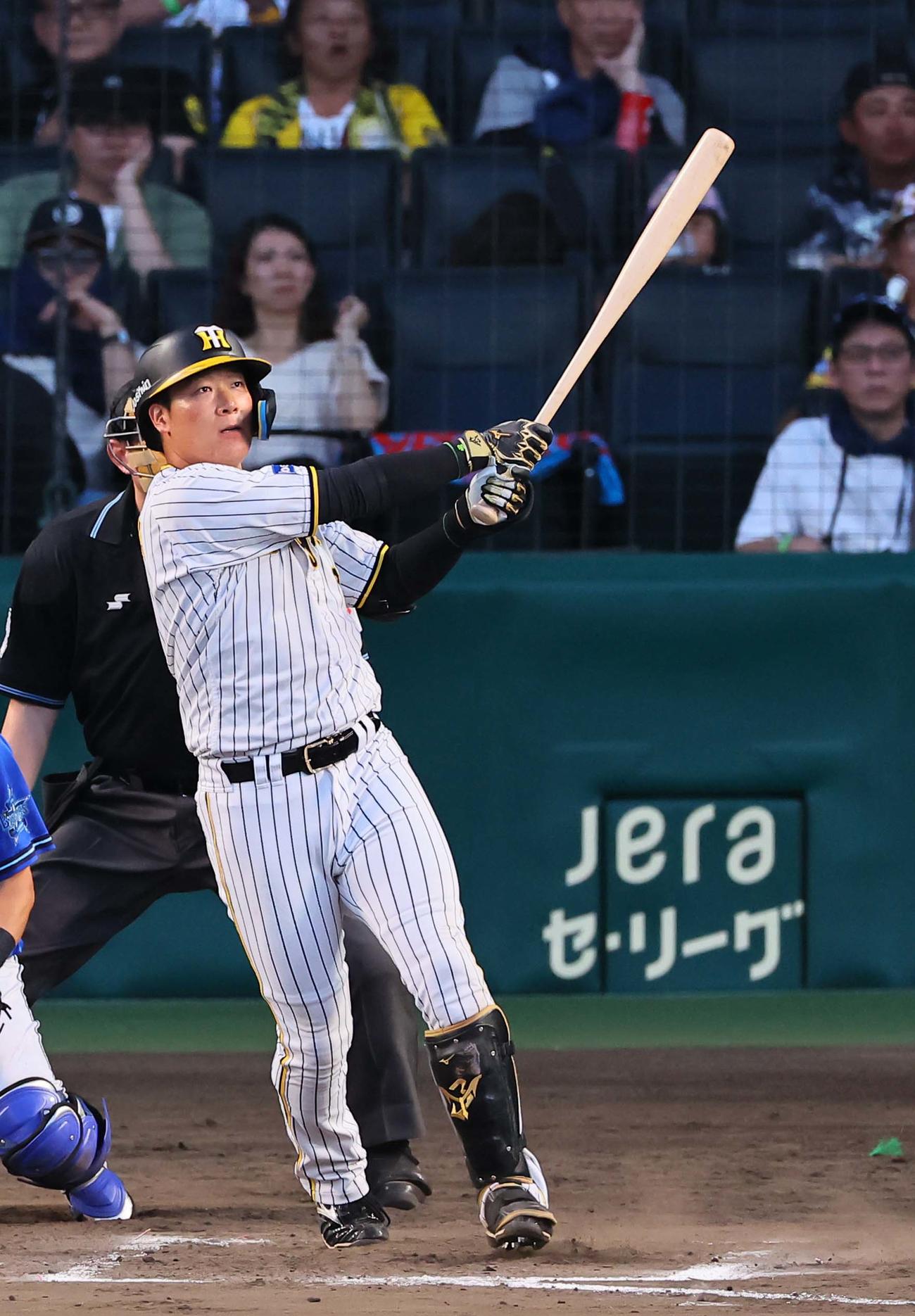 阪神対DeNA 10回裏阪神1死、大山は左越えソロ本塁打を放つ（撮影・上田博志）