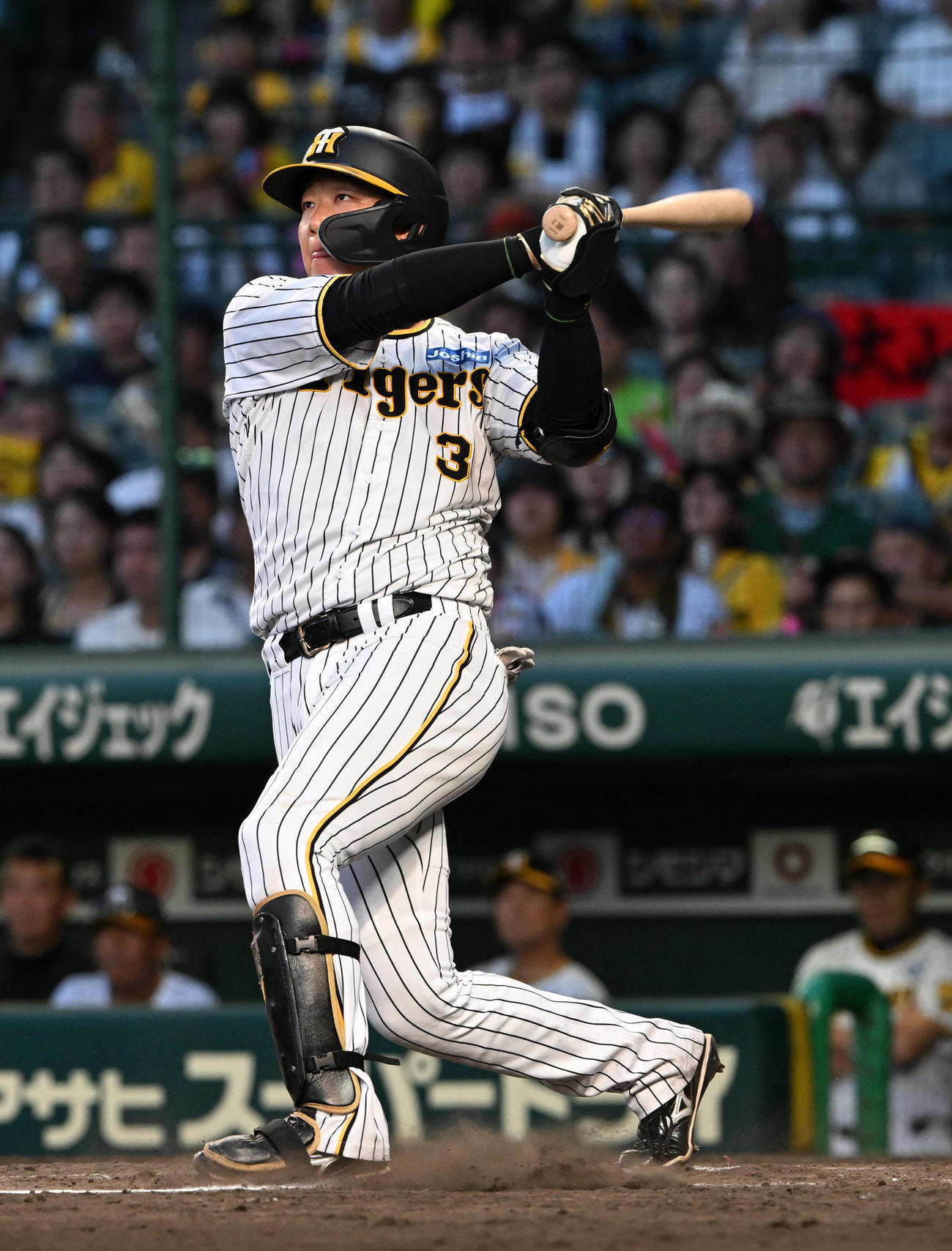 阪神対DeNA 10回裏阪神1死、大山は左越え本塁打を放つ（撮影・前岡正明）