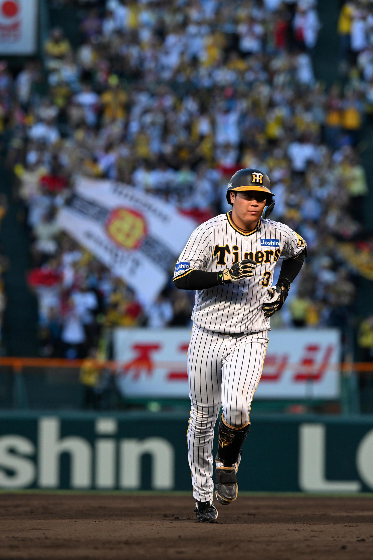 阪神対DeNA 10回裏阪神1死、大山は左越え本塁打を放つ（撮影・前岡正明）