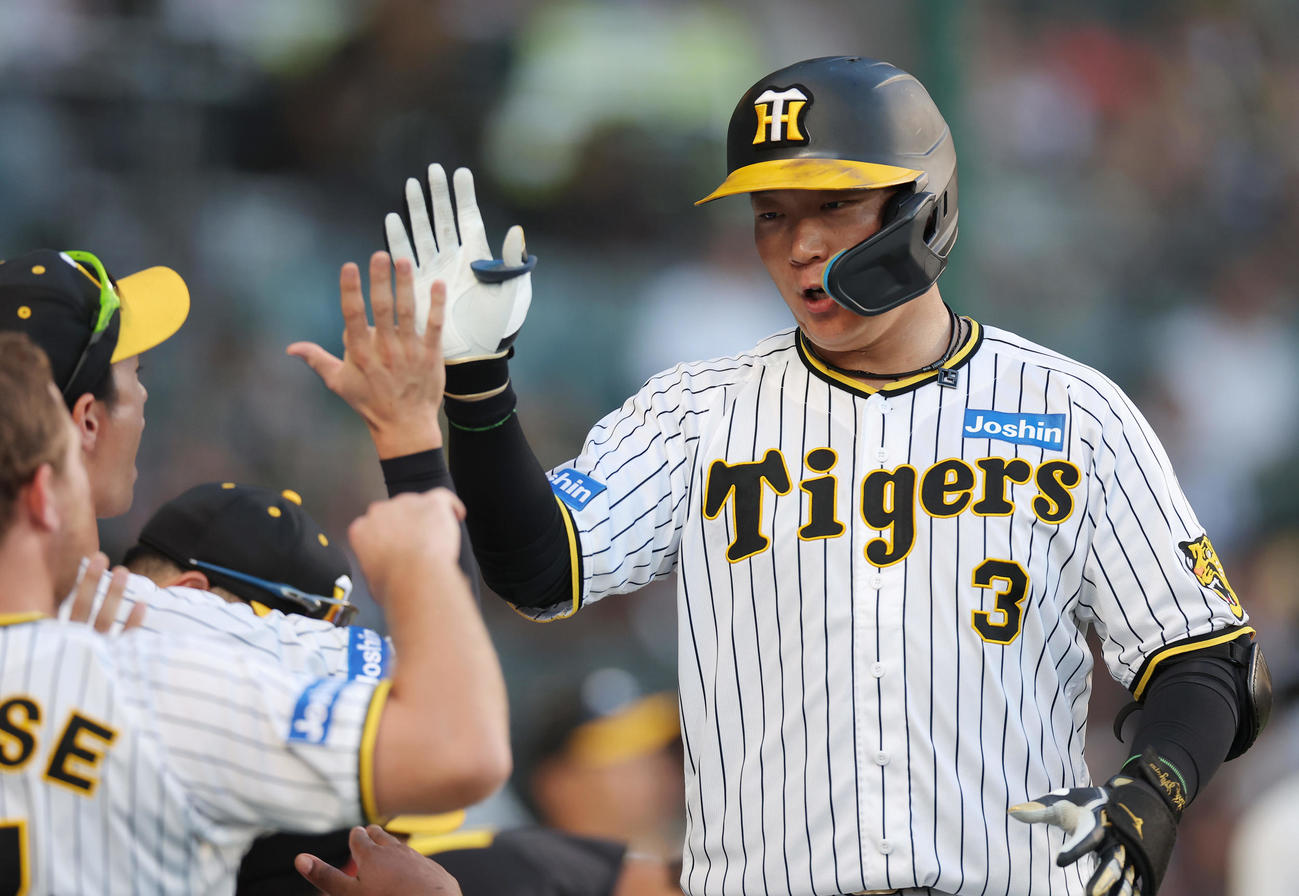 阪神対DeNA 10回裏阪神1死、左越え本塁打を放ちナインに迎えられる大山（撮影・前田充）