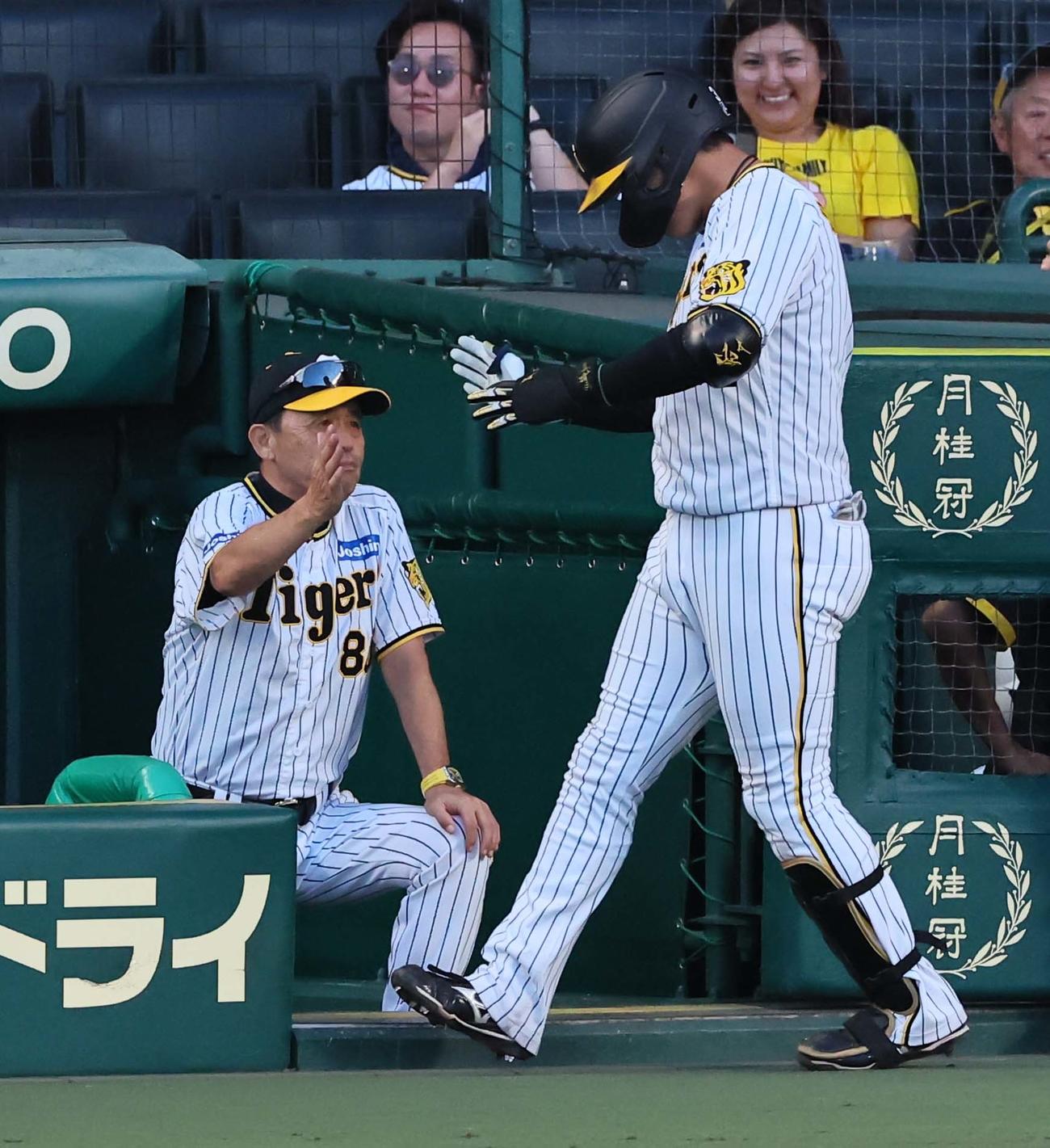 阪神対DeNA 10回裏阪神1死、岡田監督（左）は左越えソロ本塁打を放った大山をハイタッチで出迎える（撮影・上田博志）
